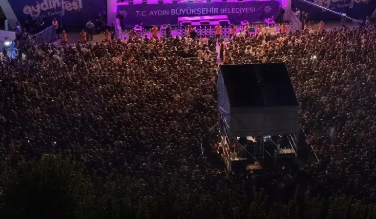 akp’li-ozlem-cercioglu-nihayet-konser-alanini-doldu-ama-bu-defa-da-yuhalandi