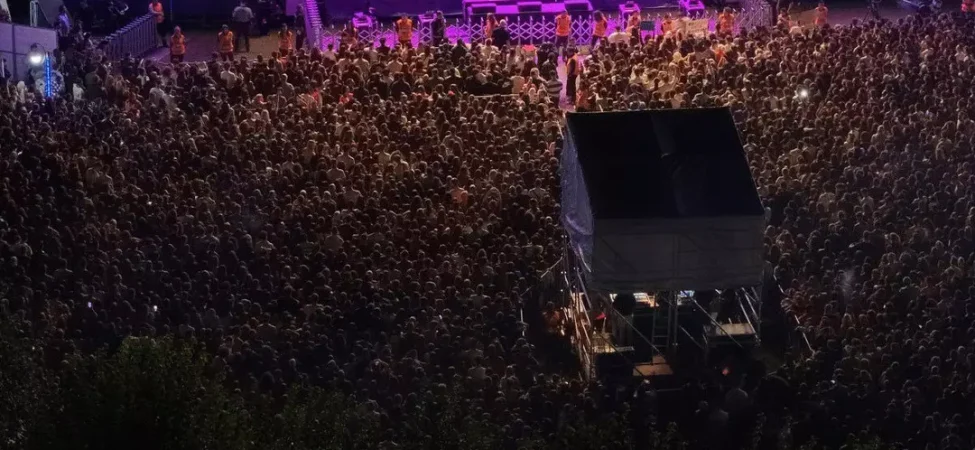 akp’li-ozlem-cercioglu-nihayet-konser-alanini-doldu-ama-bu-defa-da-yuhalandi