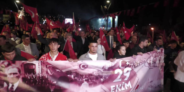 cumhuriyet-bayrami’nin-coskusu-izmir’de-350-metrelik-bayrakla-kutlandi