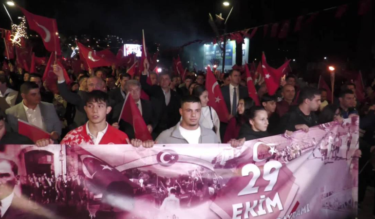 cumhuriyet-bayrami’nin-coskusu-izmir’de-350-metrelik-bayrakla-kutlandi