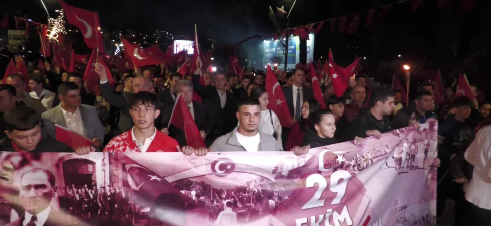 cumhuriyet-bayrami’nin-coskusu-izmir’de-350-metrelik-bayrakla-kutlandi
